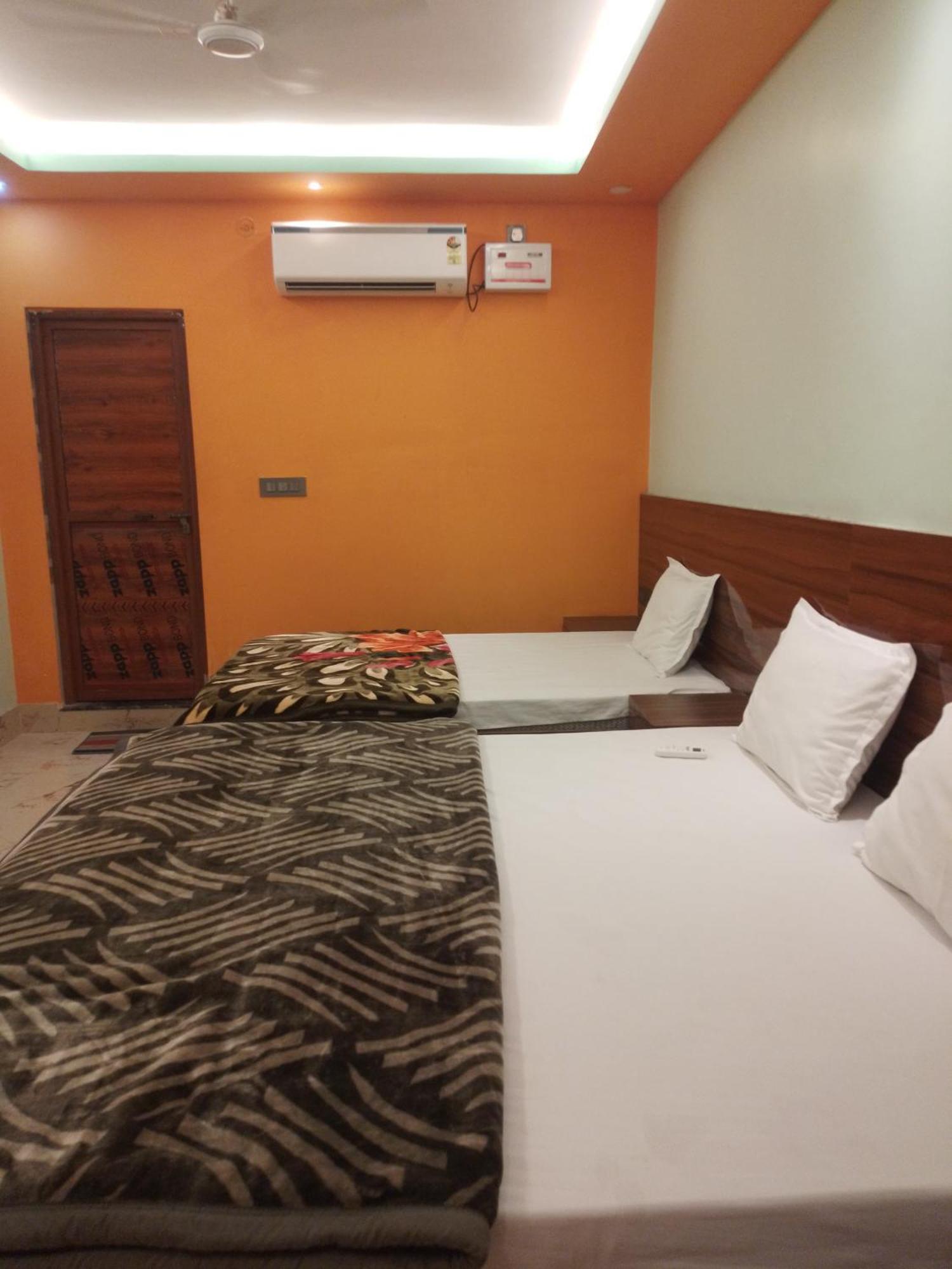 Siyaram Kunj Hotel Ayodhya Esterno foto